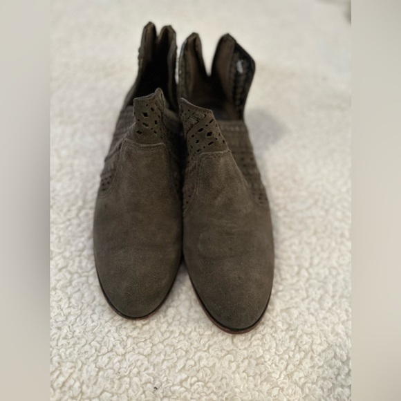 Vince Camuto Laser Cut Gray Green Suede Booties Size 7 - Picture 4 of 5